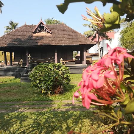 트라반코르 팰리스 호텔 Alappuzha 외부 사진